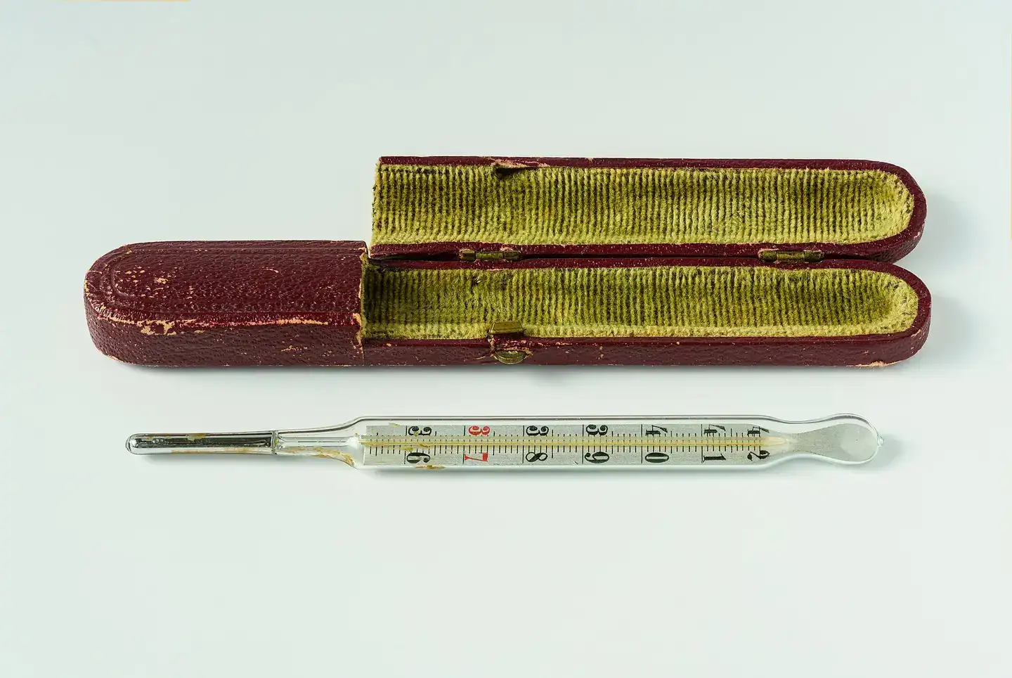 Medical mercury thermometer and corresponding velvet-lined protective cardboard box