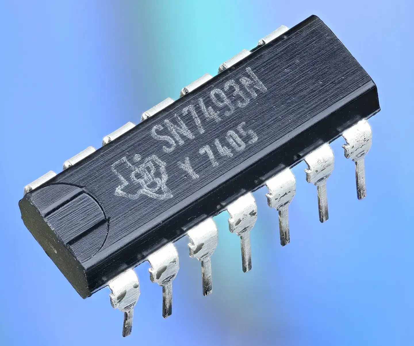 SN7493N: 4-bit binary counter (separate divide-by-2 and divide-by-8 sections); Member of the 7400 Transistor-Transistor